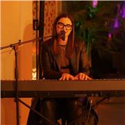 Diplomata in pianoforte e maestro collaboratore. Cantante e cantautrice. Lezioni di pianoforte, teoria e solfeggio, armonia, …